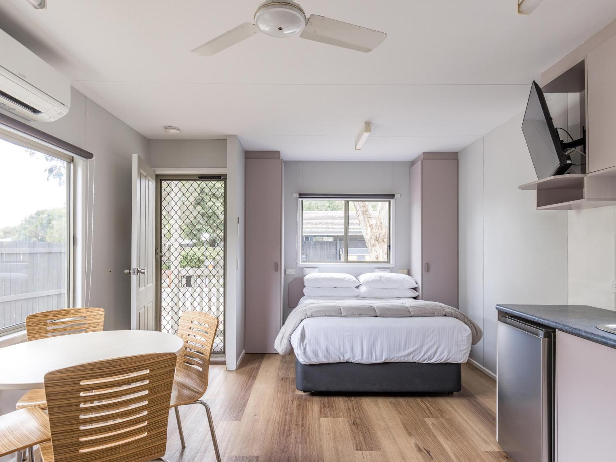 Nrma Phillip Island Beachfront Holiday Park Cowes Room photo